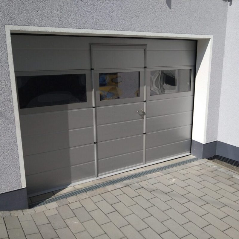 Sektionaltor mit Schlupftür